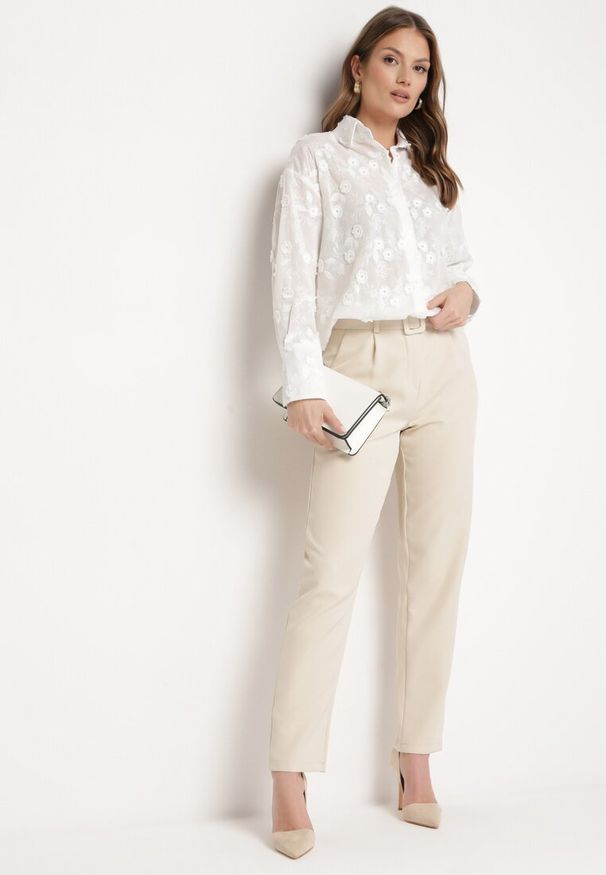 Born2be - Biała Koszula Ozdobiona Haftami i Kwiatkami z Wysokim Mankietem Lirexia. Kolor: biały. Wzór: kwiaty, aplikacja, haft. Styl: elegancki