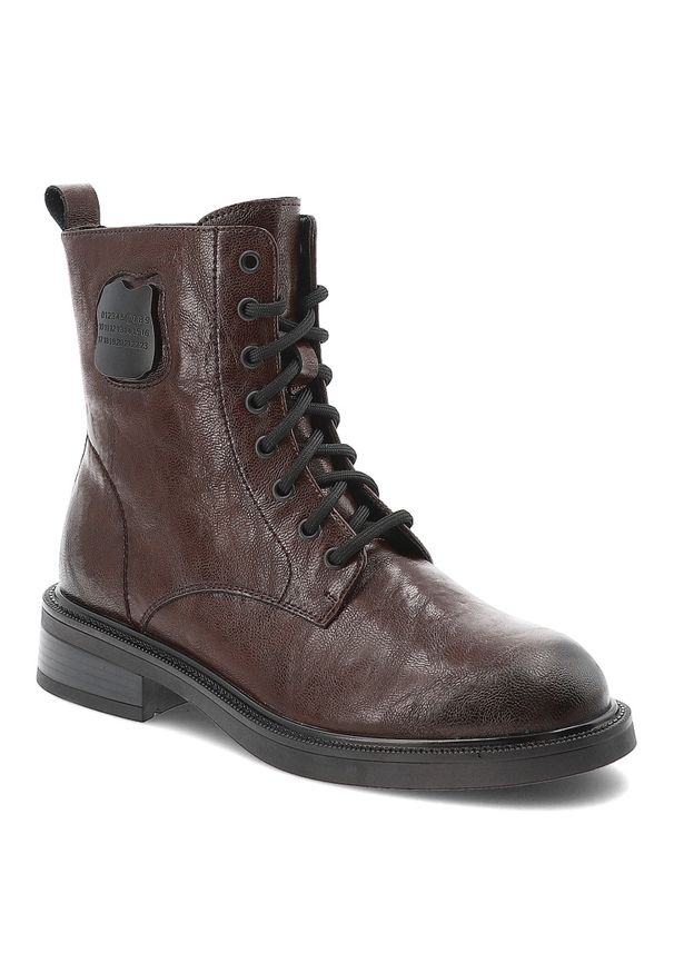 Brązowe Botki Maciejka Stylowe Skórzane Buty Damskie. Okazja: na co dzień. Kolor: brązowy. Materiał: skóra. Szerokość cholewki: normalna. Wzór: aplikacja, napisy. Styl: elegancki