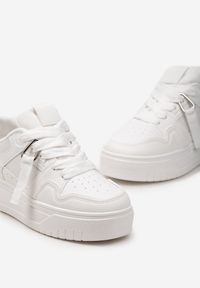 Born2be - Białe Sneakersy na Grubej Podeszwie z Ozdobnymi Sznurówkami i Zawieszką Xalenia. Nosek buta: okrągły. Zapięcie: sznurówki. Kolor: biały. Materiał: materiał. Obcas: na obcasie. Wysokość obcasa: niski #6