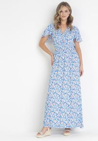 Born2be - Niebieska Wiskozowa Sukienka Z Kopertowym Dekoltem i Gumkami w Pasie Seldel. Kolor: niebieski. Materiał: wiskoza. Wzór: nadruk, aplikacja. Typ sukienki: kopertowe #1