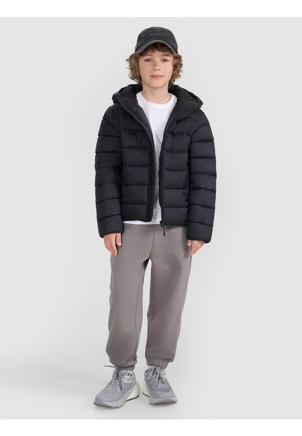 4f - 4F Kurtka puchowa z wypełnieniem syntetycznym dziecięca - czarna 122 (6-7 lat). Okazja: na co dzień. Typ kołnierza: kaptur. Kolor: czarny. Materiał: syntetyk, puch. Sezon: lato. Styl: klasyczny, casual, sportowy