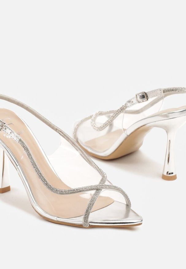 Renee - Srebrne Transparentne Sandały Slingback z Cyrkoniami na Klepsydrze Lilloti. Okazja: na spotkanie biznesowe, na co dzień, na randkę. Kolor: srebrny. Obcas: na obcasie. Styl: wizytowy, biznesowy, elegancki, casual. Wysokość obcasa: średni