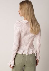 Born2be - Różowa Prążkowana Bluzka z Wiskozą Ozdobiona Falbanami Pronasia. Okazja: na co dzień. Kolor: różowy. Materiał: prążkowany, wiskoza. Wzór: aplikacja. Styl: casual, elegancki, klasyczny #3