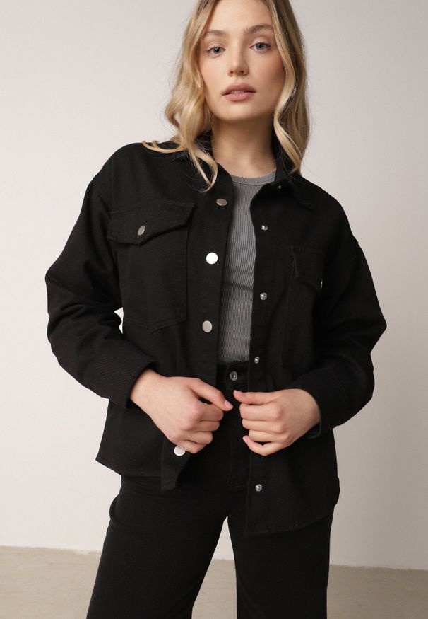 Born2be - Czarna Bawełniana Kurtka Jeansowa o Koszulowym Kroju na Napy Yrelola. Okazja: na co dzień, do pracy. Kolor: czarny. Materiał: jeans, bawełna. Długość: długie. Styl: casual, klasyczny