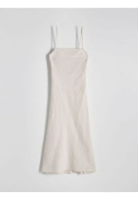 Reserved - Sukienka midi z wiskozy - beżowy. Kolor: beżowy. Materiał: wiskoza. Wzór: gładki. Typ sukienki: proste. Długość: midi