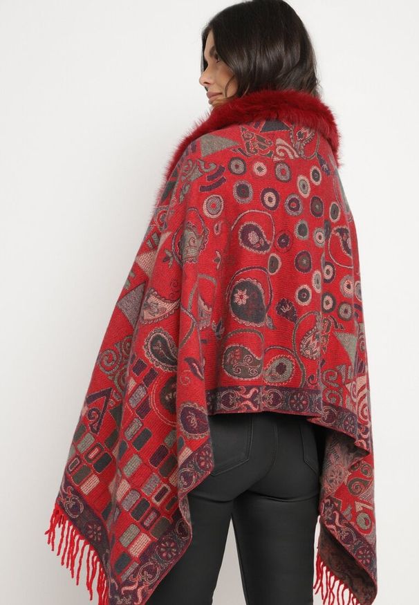 Born2be - Bordowe Wzorzyste Ponczo z Frędzlami i Futerkowym Obszyciem Serrattia. Okazja: na imprezę, na co dzień. Kolor: czerwony. Styl: casual, boho, elegancki