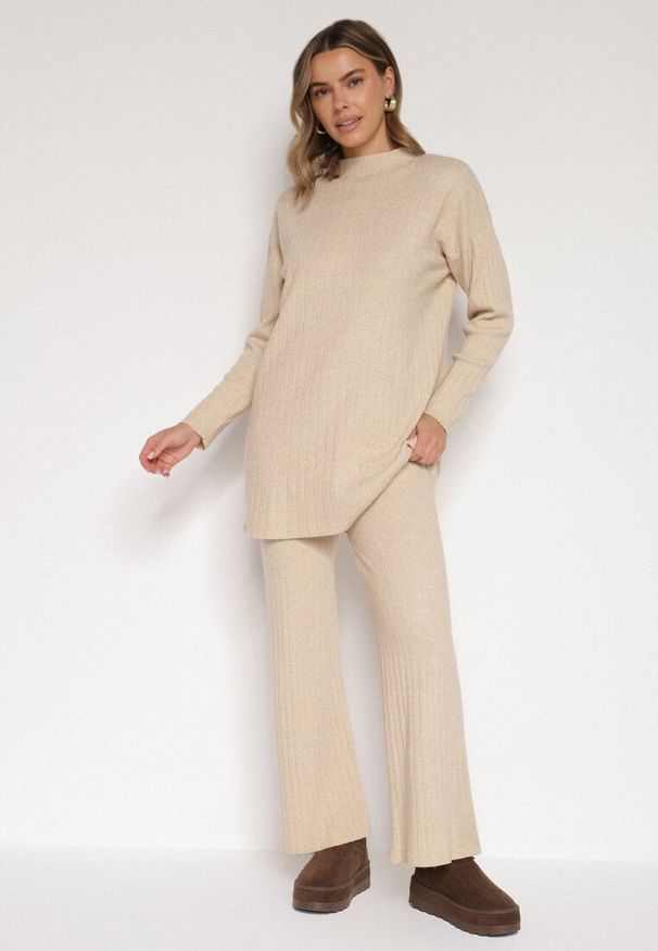 Born2be - Beżowy Prążkowany Komplet Dzianinowy z Bawełną Sweter z Półgolfem i Spodnie Elweda. Kolor: beżowy. Materiał: prążkowany, dzianina, bawełna