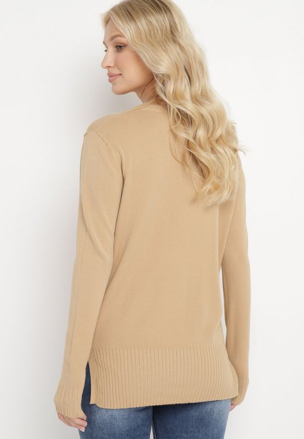 Born2be - Beżowy Sweter Ozdobiony Guzikami i Rozcięciami na Dole Malioppe. Kolor: beżowy. Materiał: tkanina, dzianina. Długość rękawa: długi rękaw. Długość: długie. Wzór: aplikacja