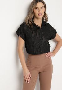 Born2be - Czarna Koszula z Krótkim Rękawem i Kwiatowym Wzorem Froena. Okazja: na spotkanie biznesowe, na co dzień. Typ kołnierza: kołnierzyk klasyczny. Kolor: czarny. Materiał: jeans. Długość rękawa: krótki rękaw. Długość: krótkie. Wzór: kwiaty. Styl: klasyczny, casual, biznesowy