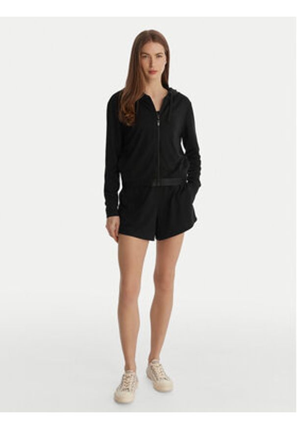 Guess Szorty sportowe O6GD02 KCQP2 Czarny Relaxed Fit. Kolor: czarny. Materiał: syntetyk