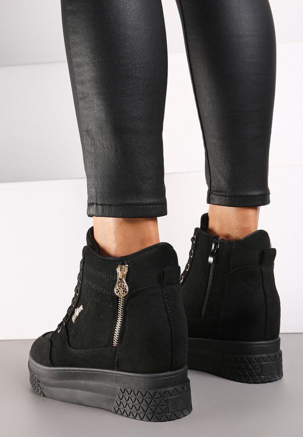 Born2be - Czarno-Złote Sneakersy na Ukrytym Koturnie z Metalicznymi Wstawkami i Ozdobnym Suwakiem Daimana. Nosek buta: okrągły. Zapięcie: zamek. Kolor: czarny. Materiał: jeans, materiał. Szerokość cholewki: normalna. Obcas: na koturnie. Wysokość obcasa: średni