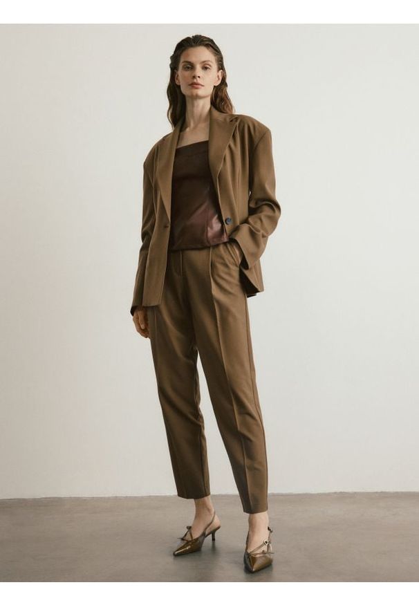 Reserved - Spodnie cygaretki z paskiem - warm olive. Materiał: tkanina, wiskoza