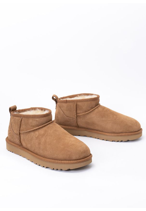 Ugg - UGG W Classic Ultra Mini Buty zimowe damskie. Okazja: na co dzień, na spacer. Wysokość cholewki: przed kostkę. Kolor: brązowy. Materiał: jeans, wełna, zamsz, materiał. Szerokość cholewki: normalna. Sezon: zima. Styl: klasyczny, casual, elegancki