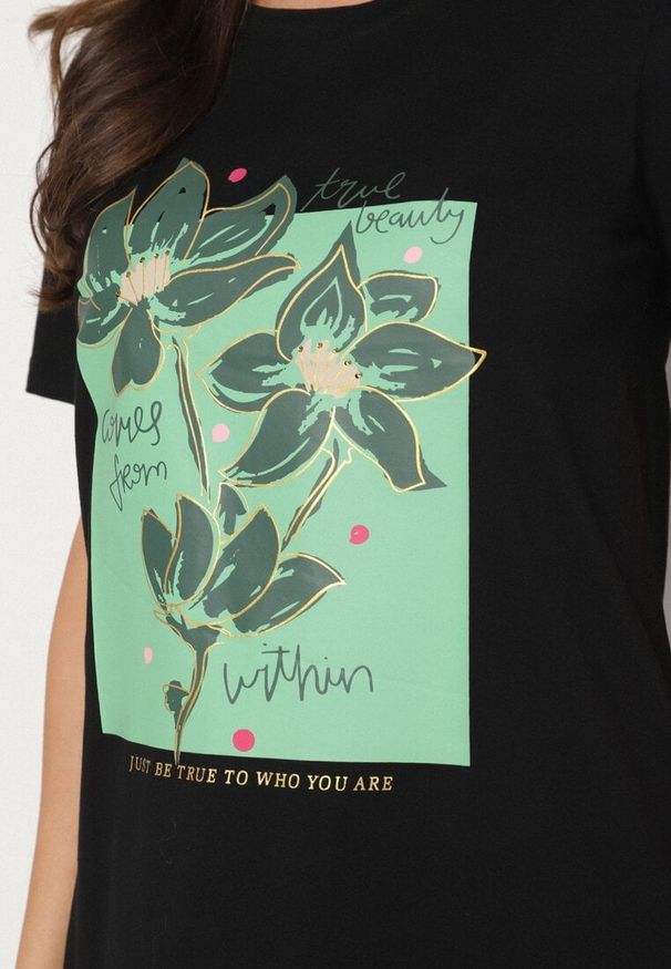 Born2be - Czarna Bawełniana Sukienka o Kroju Typu T-shirt Zdobiona Nadrukiem Nevolira. Okazja: na co dzień. Kolor: czarny. Materiał: bawełna. Wzór: aplikacja, nadruk. Styl: klasyczny, elegancki, casual