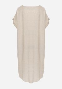 Renee - Beżowa Sukienka o Pudełkowym Kroju z Lnem i Wiskozą Zdobiona Guzikiem Mezynore. Kolekcja: plus size. Kolor: beżowy. Materiał: wiskoza, len. Wzór: aplikacja. Typ sukienki: dla puszystych. Styl: boho, wakacyjny #2
