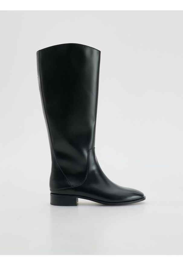 Reserved - Kozaki na niskim obcasie - czarny. Kolor: czarny. Materiał: skóra. Obcas: na obcasie. Wysokość obcasa: niski