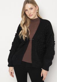 Born2be - Czarny Kardigan Ozdobiony Pomponami Besida. Okazja: na co dzień. Kolor: czarny. Materiał: wiskoza, jeans, wełna. Wzór: aplikacja. Styl: elegancki, casual, boho #3