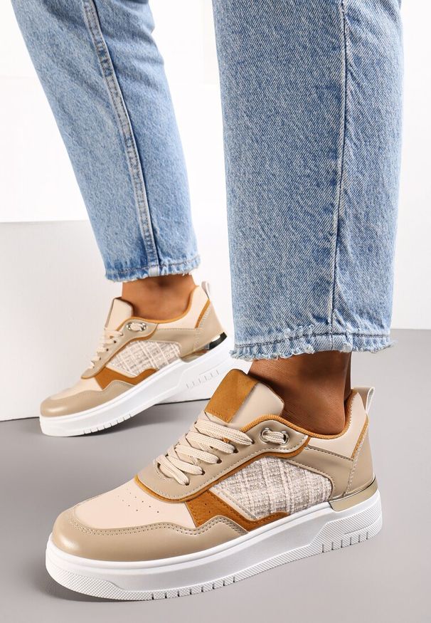 Renee - Beżowe Sneakersy Ozdobione Wstawką z Tweedowego Materiału Saini. Nosek buta: okrągły. Zapięcie: sznurówki. Kolor: beżowy. Materiał: materiał. Wzór: aplikacja. Sezon: jesień, wiosna. Obcas: na obcasie. Wysokość obcasa: niski