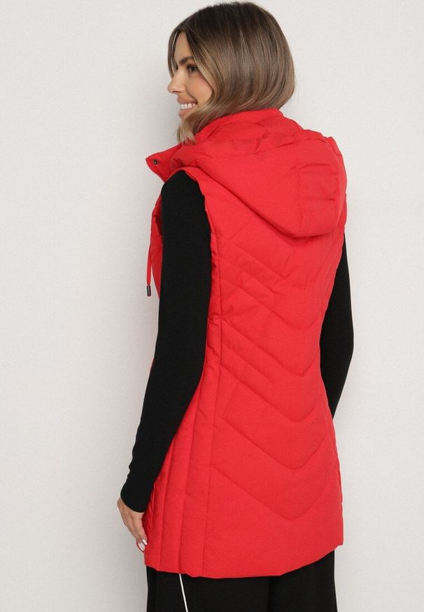 Born2be - Czerwona Taliowana Kamizelka z Pikowanymi Przeszyciami i Kapturem Tuloria. Okazja: na spacer. Kolor: czerwony. Materiał: jeans