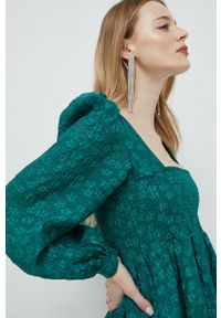 Custommade sukienka Jenny kolor zielony mini rozkloszowana. Typ kołnierza: dekolt w karo. Kolor: zielony. Długość rękawa: długi rękaw. Typ sukienki: rozkloszowane. Długość: mini #4