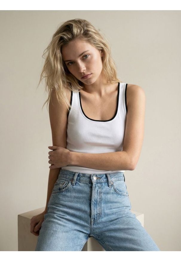 Sinsay - Wiskozowa bluzka na ramiączkach - biały. Kolor: biały. Materiał: wiskoza. Długość rękawa: na ramiączkach