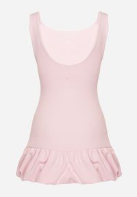 Born2be - Jasnoróżowy Taliowany Kombinezon Ozdobiony Falbanką Semiriela. Okazja: na co dzień. Kolor: różowy. Wzór: aplikacja. Styl: casual, klasyczny #6