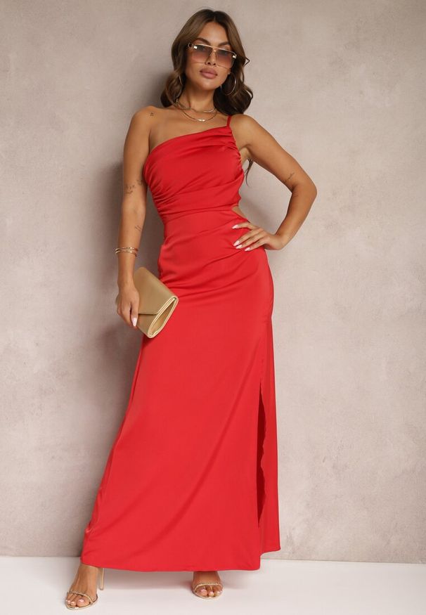 Renee - Czerwona Asymetryczna Sukienka Satynowa z Wycięciem w Talii Rozcięciem na Dole i Marszczeniem Aledista. Kolor: czerwony. Materiał: satyna. Sezon: lato. Typ sukienki: asymetryczne