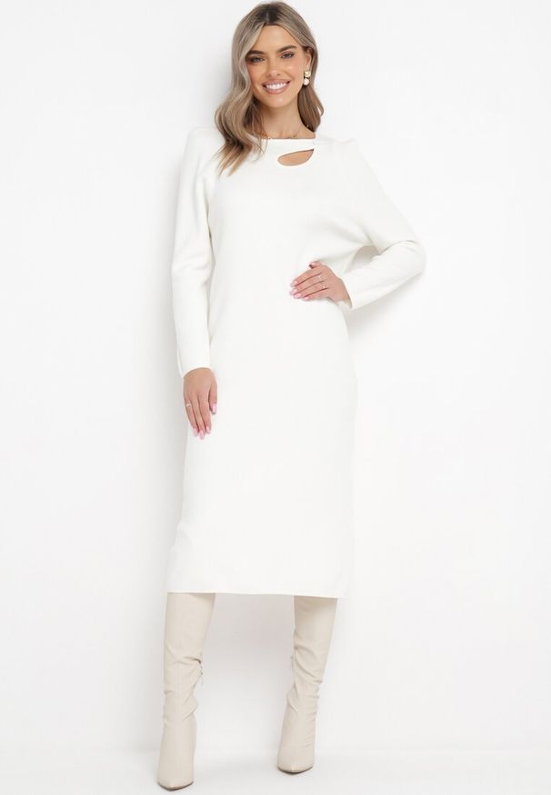 Born2be - Biała Sukienka Midi o Pudełkowym Fasonie z Wycięciem przy Dekolcie Diamantino. Kolor: biały. Styl: elegancki. Długość: midi