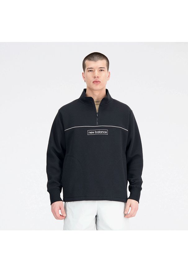 Bluza męska New Balance MT33519BK – czarna. Kolor: czarny. Materiał: bawełna, dresówka, poliester, tkanina. Wzór: haft, napisy, aplikacja