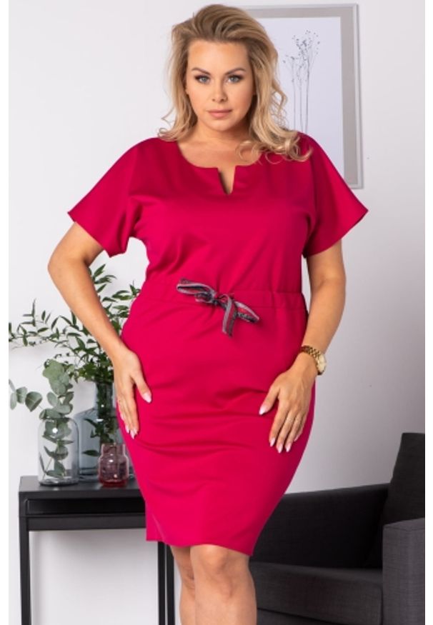 KARKO - Sukienka wizytowa wiązana w pasie RENIA Viva Magenta amarantowa. Okazja: do pracy, na spacer, na co dzień. Typ kołnierza: dekolt w serek, kaptur. Kolekcja: plus size. Kolor: różowy. Materiał: tkanina, poliester, elastan, wiskoza. Sezon: lato. Typ sukienki: proste, dla puszystych, sportowe. Styl: wizytowy. Długość: midi