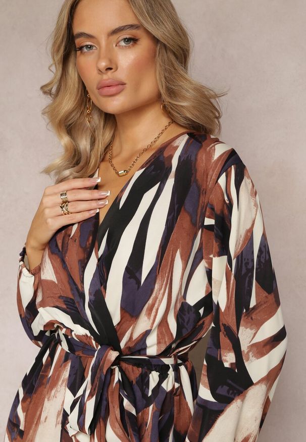 Renee - Brązowo-Zielona Rozkloszowana Sukienka Maxi z Gumką w Pasie Montaga. Typ kołnierza: dekolt kopertowy. Kolor: brązowy. Materiał: materiał, tkanina. Wzór: aplikacja, nadruk. Typ sukienki: kopertowe. Długość: maxi