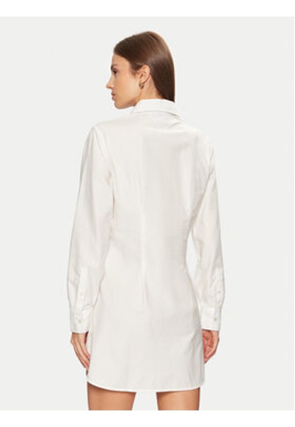 Tommy Jeans Sukienka koszulowa DW0DW20471 Biały Regular Fit. Kolor: biały. Materiał: bawełna. Typ sukienki: koszulowe