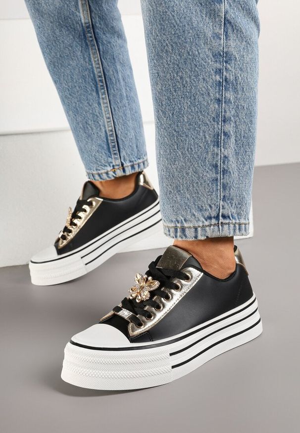Born2be - Czarne Trampki na Grubej Podeszwie Zdobione Aplikacją z Motylem Hanathra. Okazja: na co dzień. Nosek buta: okrągły. Kolor: czarny. Materiał: jeans. Wzór: aplikacja. Sezon: lato, wiosna. Styl: klasyczny, elegancki, casual