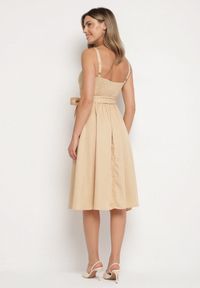 Born2be - Beżowa Sukienka z Wiskozą ze Wzorem Pasków Dolereia. Okazja: na co dzień. Kolor: beżowy. Materiał: wiskoza. Długość rękawa: na ramiączkach. Styl: casual, klasyczny. Długość: midi #7