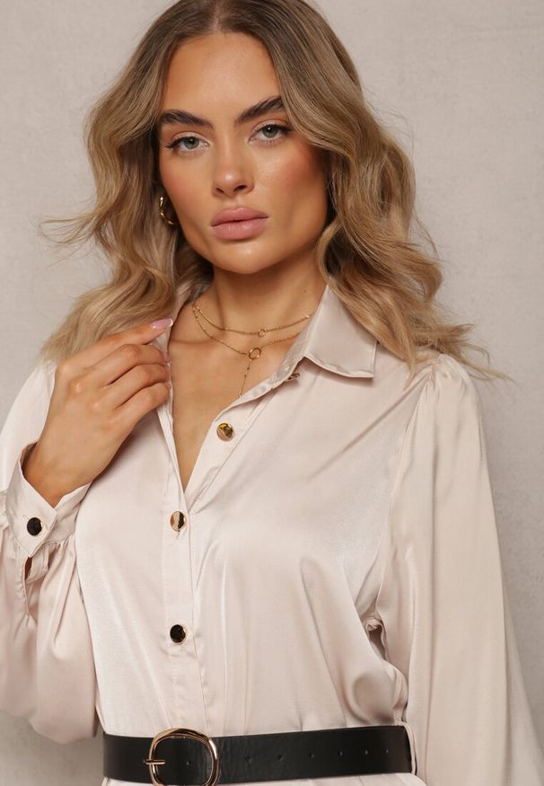Renee - Beżowa Koszulowa Sukienka Midi z Paskiem i Ozdobną Falbanką Mulimani. Kolor: beżowy. Wzór: aplikacja. Typ sukienki: koszulowe. Długość: midi