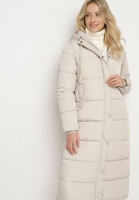 Born2be - Jasnobeżowa Pikowana Kurtka o Długim Kroju z Kapturem i Ściągaczami przy Rękawach Sassira. Okazja: na spacer, na co dzień. Typ kołnierza: kaptur. Kolor: beżowy. Materiał: jeans. Długość: długie. Styl: casual, elegancki #2
