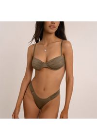 Intica - Strój kąpielowy bikini z regulowanym stanikiem i trójkątnymi figami Aleah. Kolor: brązowy. Materiał: materiał