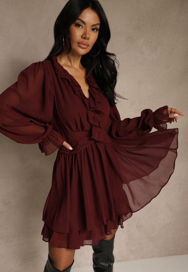 Renee - Bordowa Siateczkowa Sukienka o Rozkloszowanym Fasonie z Falbankami Zenniria. Okazja: na wesele, na co dzień, na ślub cywilny, na imprezę. Typ kołnierza: kołnierz z falbankami. Kolor: czerwony. Materiał: poliester. Styl: casual