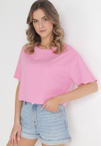 Born2be - Jasnoróżowy Krótki T-shirt Oversize Lilu. Okazja: na co dzień. Kolor: różowy. Materiał: tkanina, bawełna. Długość: krótkie. Sezon: lato, wiosna. Styl: elegancki, casual #1