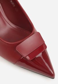 Renee - Czerwone Szpilki z Kwadratową Ozdobą z Przodu Phereshi. Okazja: na co dzień. Kolor: czerwony. Materiał: jeans. Wzór: aplikacja. Obcas: na szpilce. Styl: casual, elegancki #5