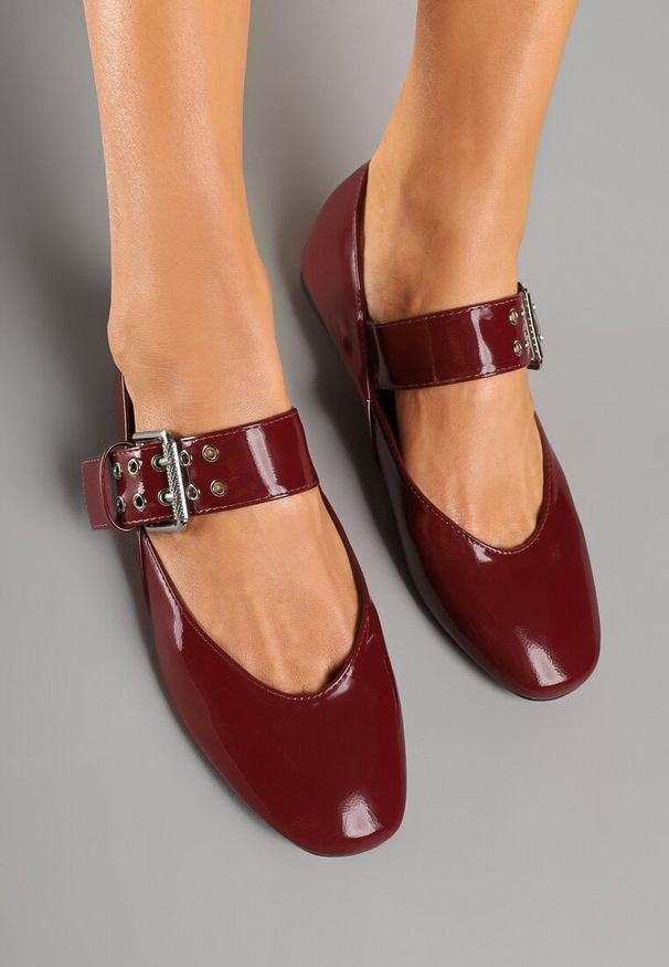 Renee - Bordowe Lakierowane Balerinki z Paskiem Zapinanym na Dużą Klamrę Tastia. Zapięcie: klamry. Kolor: czerwony. Materiał: lakier. Styl: rockowy