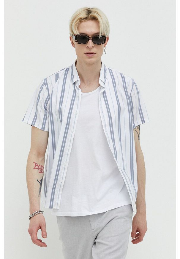 Abercrombie & Fitch koszula męska kolor biały regular z kołnierzykiem button-down. Typ kołnierza: button down. Kolor: biały. Długość rękawa: krótki rękaw. Długość: krótkie