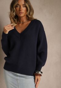 Renee - Granatowy Sweter z Kaszmirem i Trójkątnym Dekoltem Plenne. Kolor: niebieski. Materiał: kaszmir. Styl: klasyczny #6