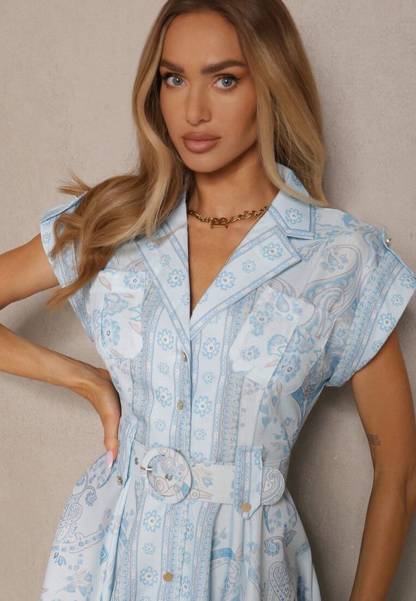 Renee - Niebieska Koszulowa Sukienka z Wiskozy z Paskiem z Klamrą Nitalana. Okazja: na co dzień. Typ kołnierza: dekolt w serek. Kolor: niebieski. Materiał: wiskoza. Długość rękawa: krótki rękaw. Typ sukienki: koszulowe. Styl: klasyczny, elegancki, casual