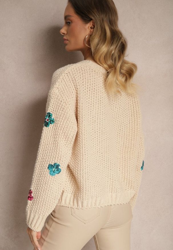 Renee - Beżowy Sweter z Wiskozą Zdobiony Cekinowymi Aplikacjami z Kwiatami Edalora. Okazja: na co dzień. Kolor: beżowy. Materiał: wiskoza. Długość rękawa: długi rękaw. Długość: długie. Wzór: kwiaty, aplikacja. Styl: elegancki, klasyczny, casual