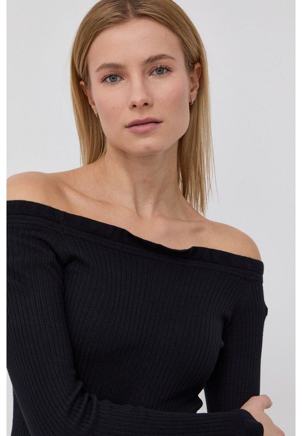 Vero Moda Sukienka kolor czarny mini dopasowana. Kolor: czarny. Materiał: dzianina, materiał, wiskoza. Długość rękawa: długi rękaw. Wzór: gładki. Typ sukienki: dopasowane. Długość: mini