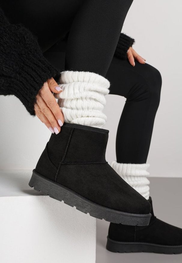 Born2be - Czarne Wsuwane Śniegowce do Kostki z Imitacji Zamszu Atuvitta. Okazja: na co dzień. Zapięcie: bez zapięcia. Kolor: czarny. Materiał: zamsz. Styl: casual