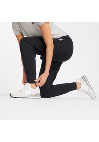 Spodnie damskie New Balance WP43805BK – czarne. Stan: podwyższony. Kolor: czarny. Materiał: poliester, bawełna, dresówka #3