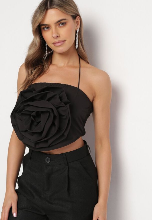 Born2be - Czarny Top Halter Wiązany Wokół Szyi z Doszytym Kwiatem Jonisa. Typ kołnierza: dekolt halter. Kolor: czarny. Wzór: kwiaty. Styl: elegancki