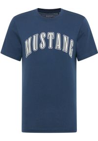 Mustang - MUSTANG AUSTIN MĘSKI T-SHIRT KOSZULKA LOGO NADRUK DRESS BLUES 1014927 5334. Wzór: nadruk